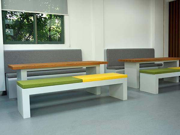 師范大學 金屬軟包桌椅個性定制校園造型卡位