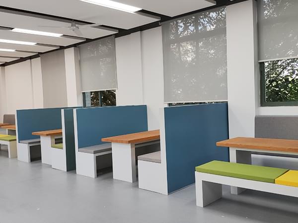 師范大學 金屬軟包桌椅個性定制校園造型卡位