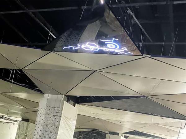 金屬吊頂鏤空發(fā)光燈箱漸變