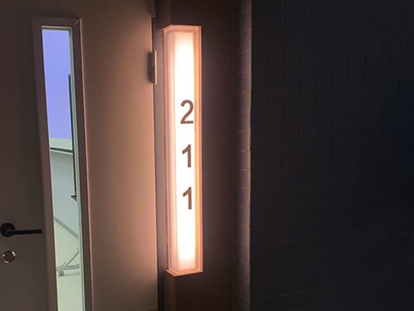 廣州大學 亞克力磨砂透光門牌班級標識