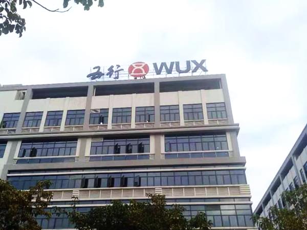 企業大樓樓頂外露沖孔發光字