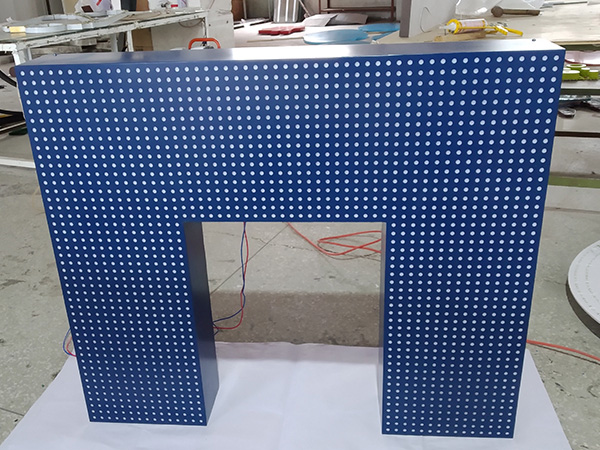 不銹鋼表面沖孔亞克力鏤空發光字