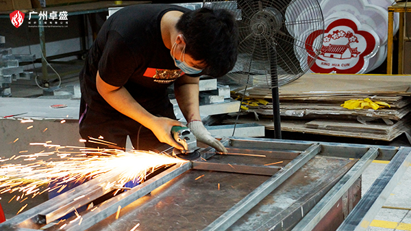 樓頂外露沖孔發(fā)光字制作工藝過程-廣州卓盛標識