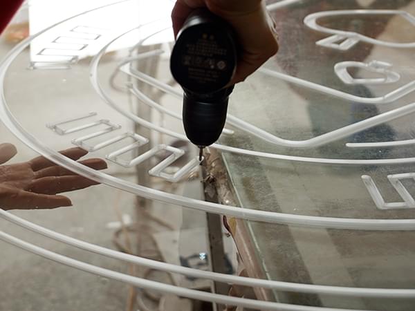 商場側(cè)掛霓虹燈發(fā)光燈箱 商場側(cè)掛霓虹燈發(fā)光燈箱